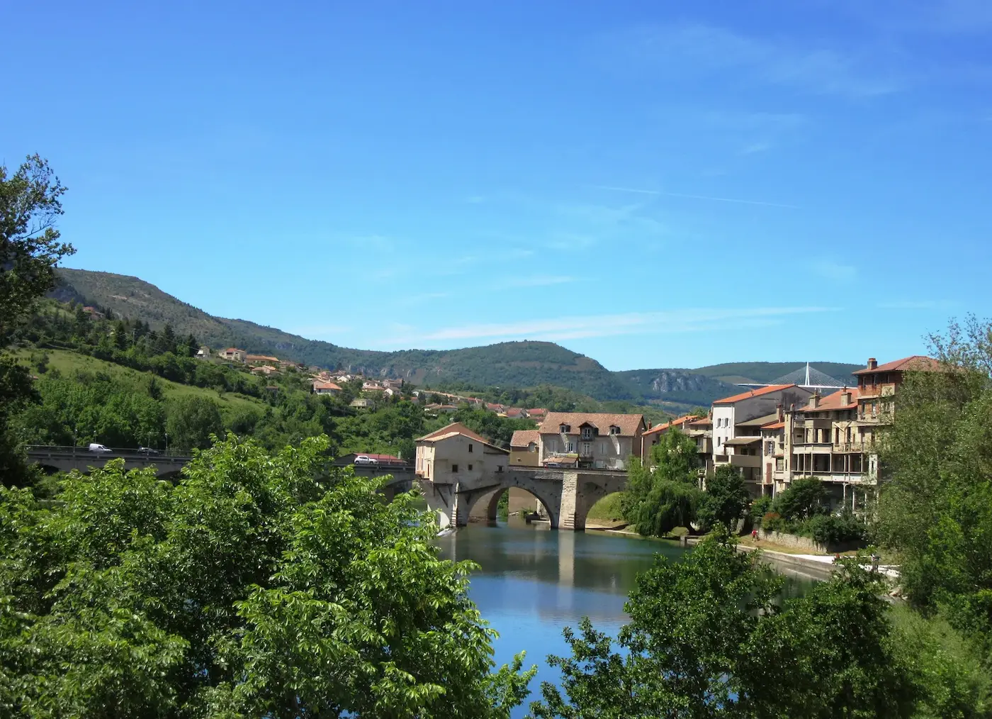 Millau, vue panoramique sur la ville et le Viaduc, Aveyron