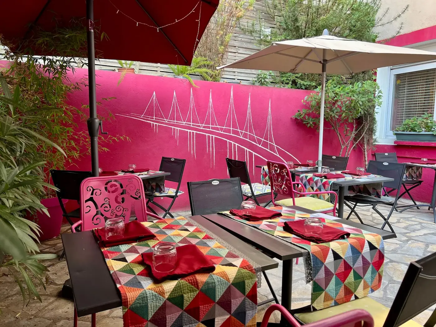 Terrasse extérieure de l'Hôtel des Causses à Millau