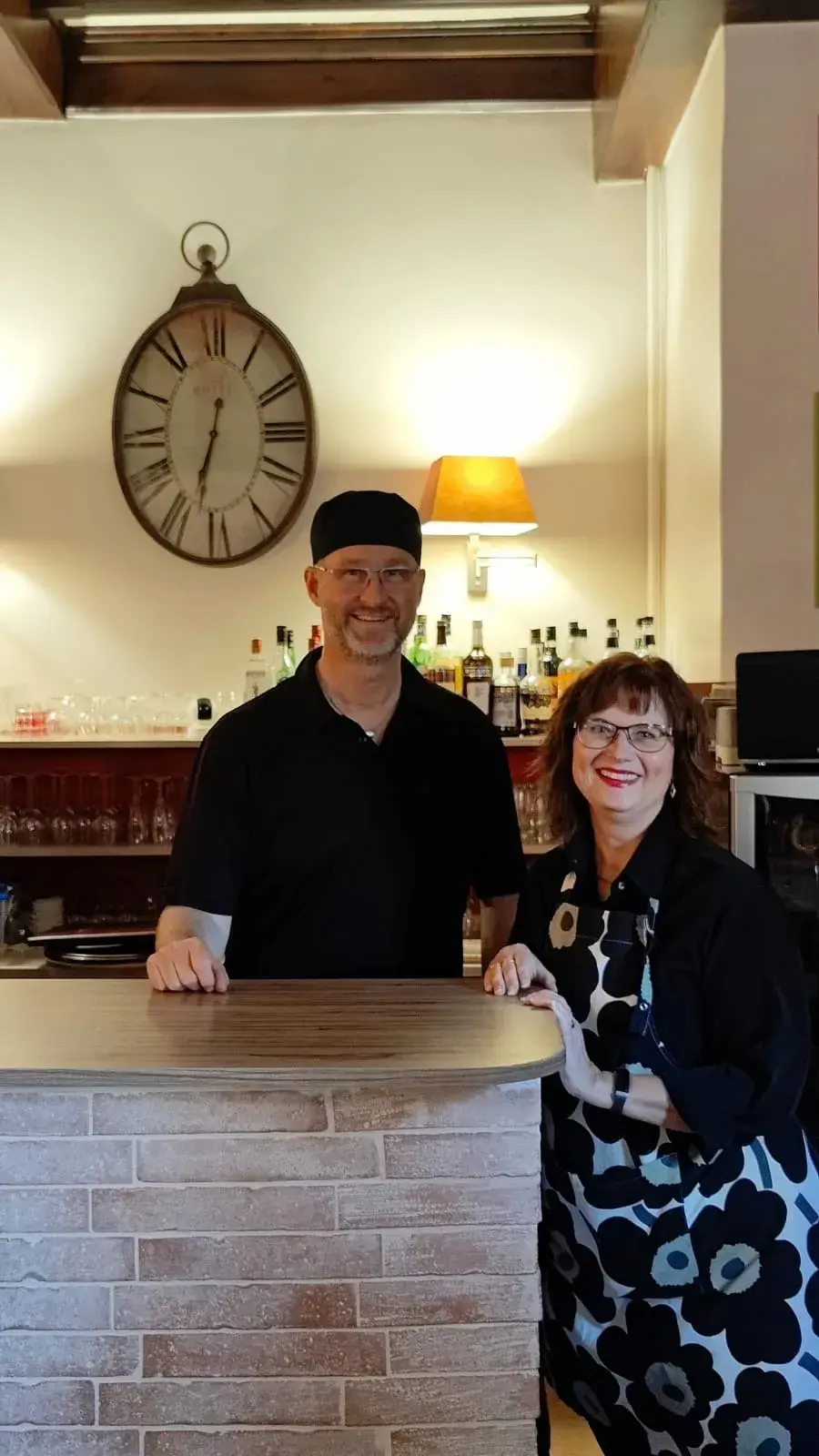 Sami et Tita Ilkka, propriétaires de l'Hôtel des Causses à Millau