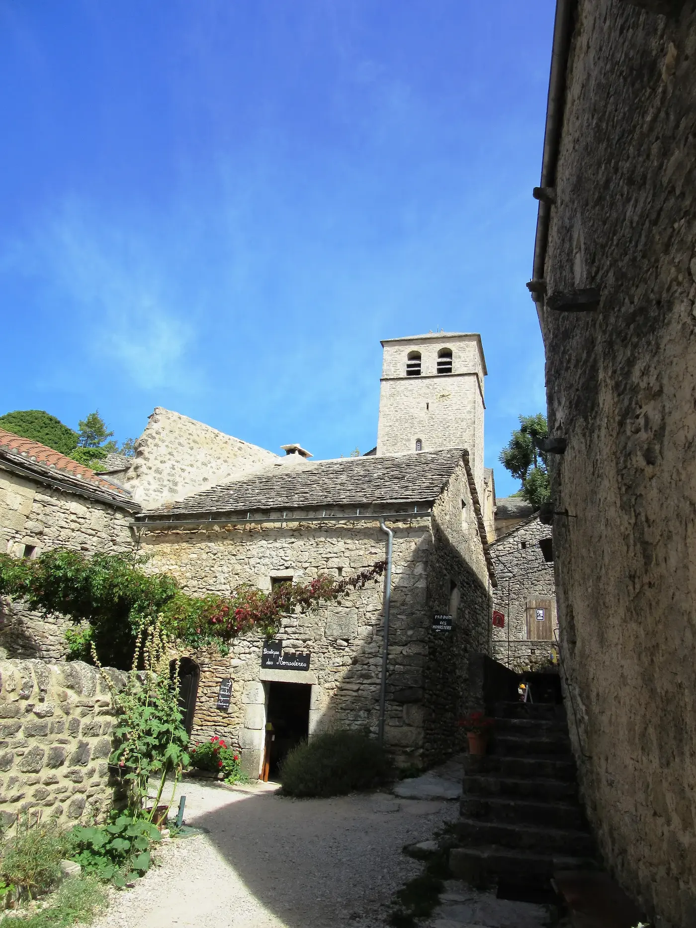 La Couvertoirade, village médiéval Aveyron — depuis Millau