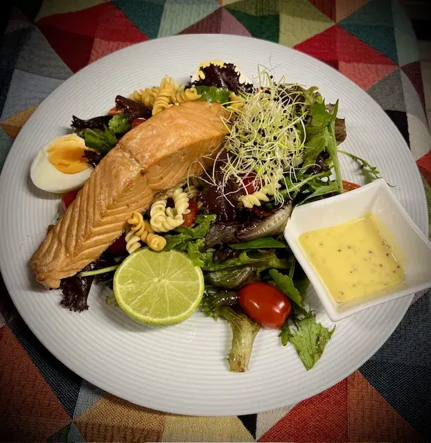 Salade au saumon fumé chaud, spécialité du restaurant La Chaleur Nordique à Millau